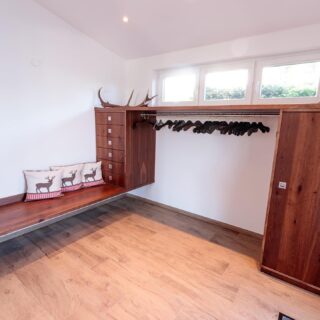 Garderobe aus massiver Altholz-Eiche, gebeizt und lackiert. 

Design und Ausführung
@tischlerei_b.u.h._schroeer 

#tischlereischroeerdolberg #tischlerei #innenarchitektur #möbel #sonderanfertigung #maßanfertigung #holz #wood #möbeldetail #detailliebe #carpenter #interiordesign #individuell #design #möbelhandel #unikat #garderobe #empfang #details